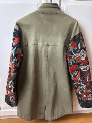 Parka verde con mangas bordadas