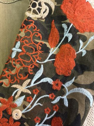 Parka verde con mangas bordadas