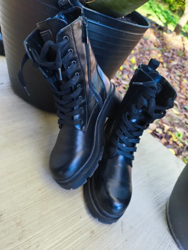 Botas negras con cremallera