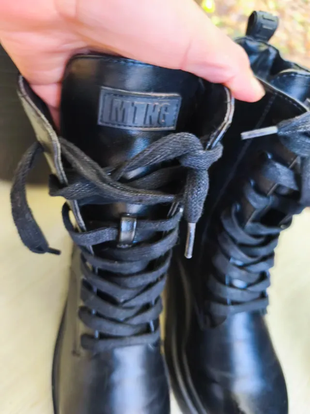 Botas negras con cremallera