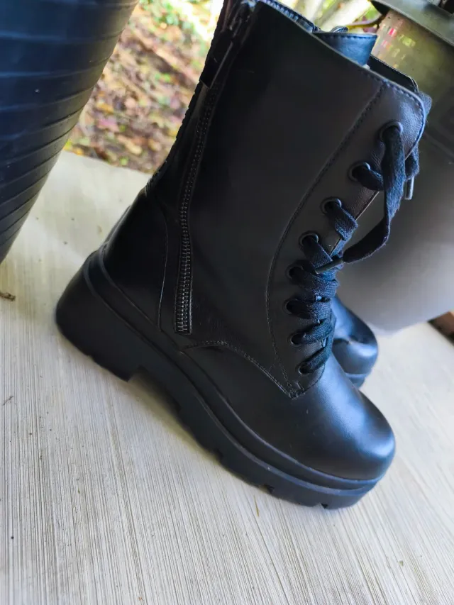 Botas negras con cremallera