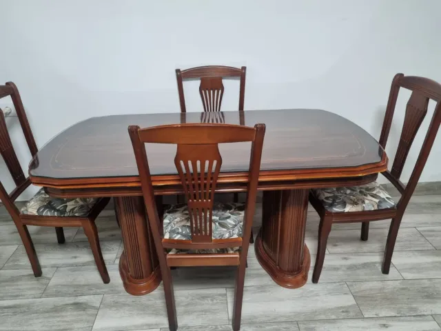 Mesa de salón con tapa de cristal, con 4 sillas