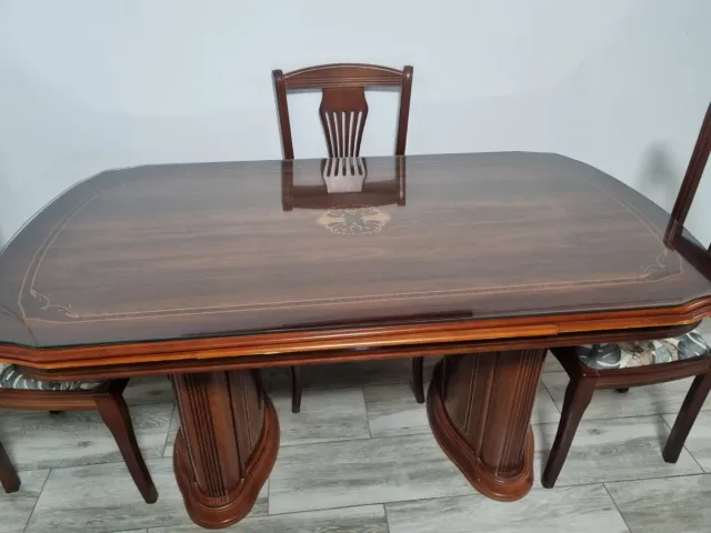 Mesa de salón con tapa de cristal, con 4 sillas