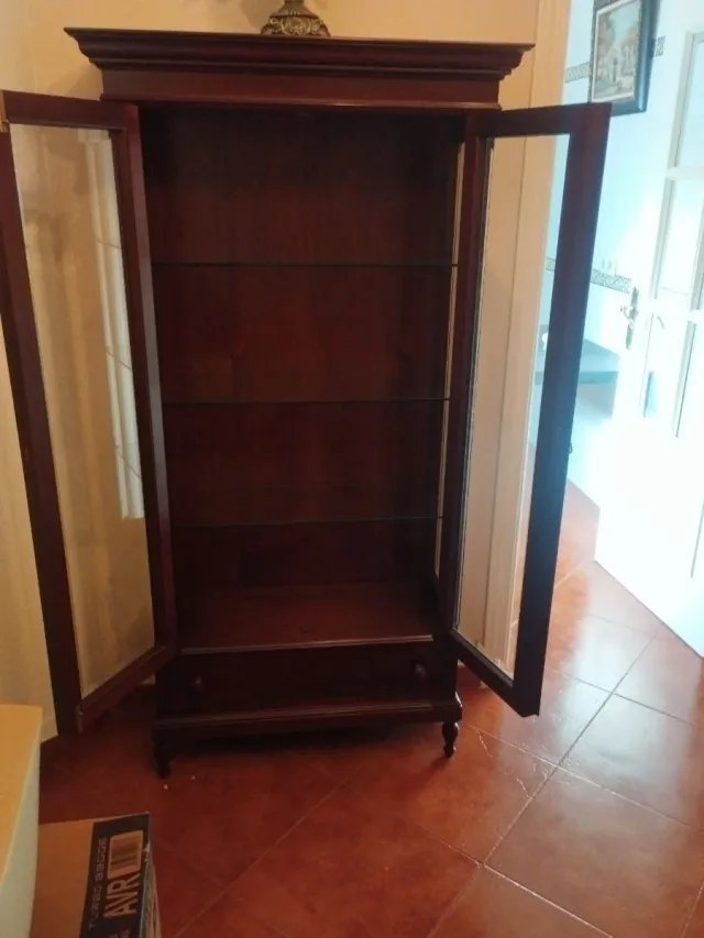 Vitrina madera caoba cristal y cajones