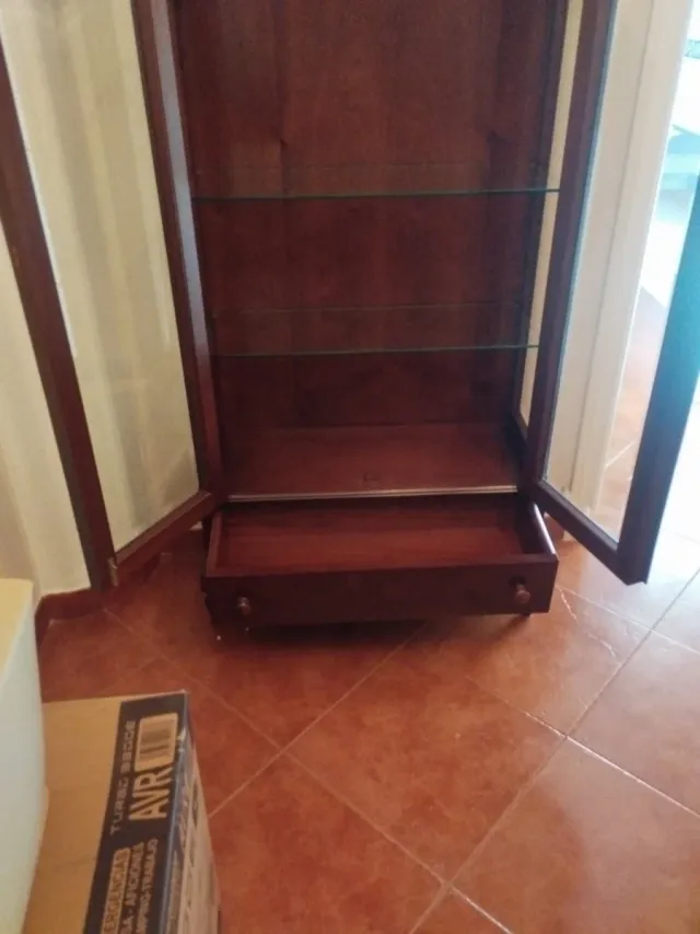 Vitrina madera caoba cristal y cajones