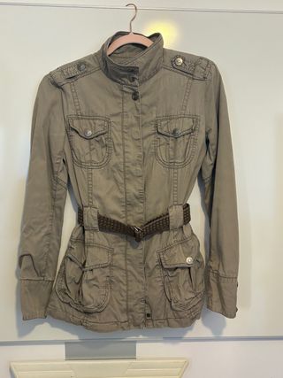 Chaqueta caqui con cinturón trenzado