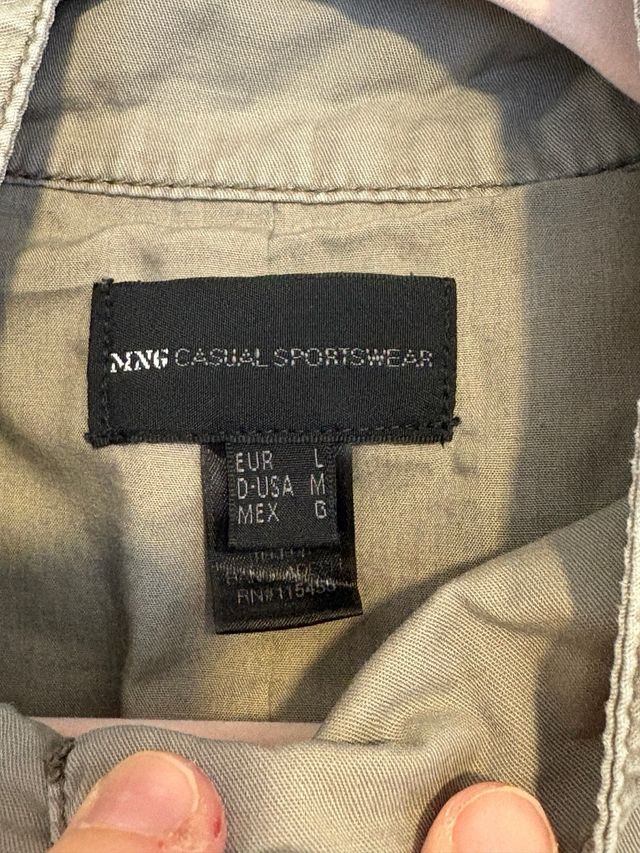 Chaqueta caqui con cinturón trenzado