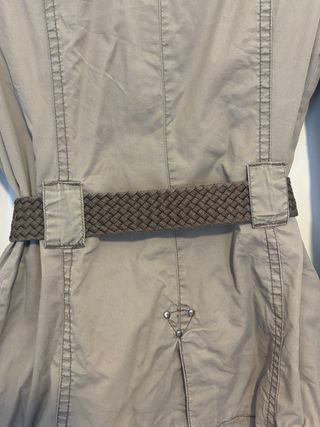 Chaqueta caqui con cinturón trenzado