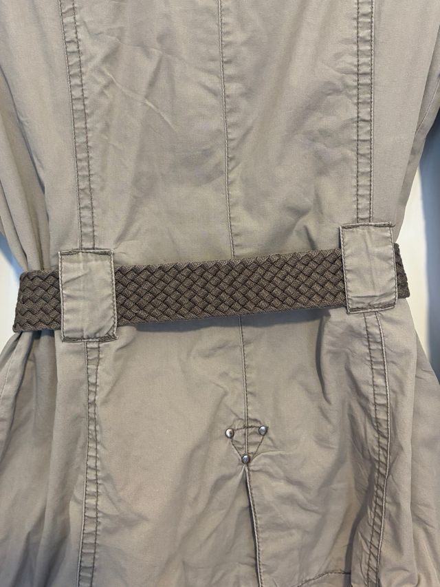 Chaqueta caqui con cinturón trenzado