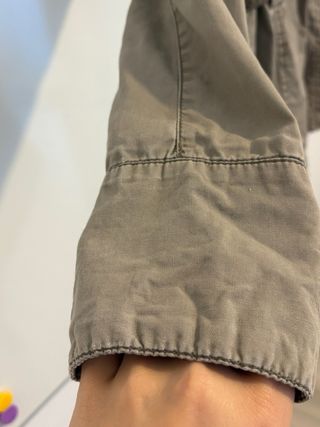 Chaqueta caqui con cinturón trenzado