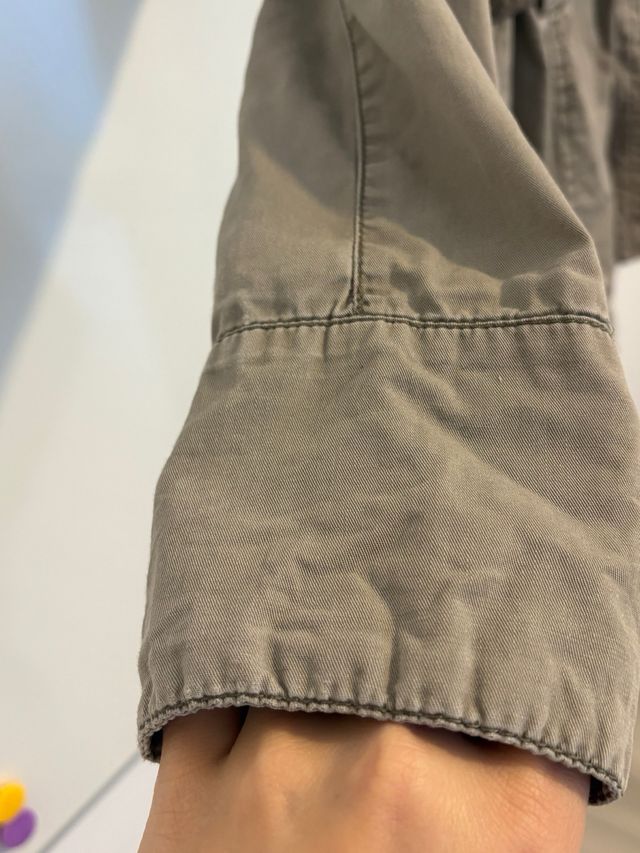 Chaqueta caqui con cinturón trenzado