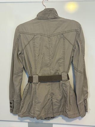 Chaqueta caqui con cinturón trenzado