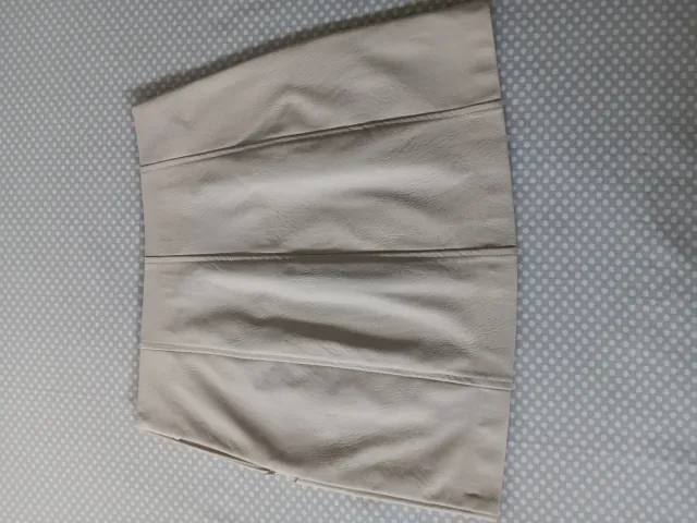 Falda mini polipiel Stradivarius beige