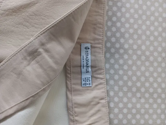 Falda mini polipiel Stradivarius beige