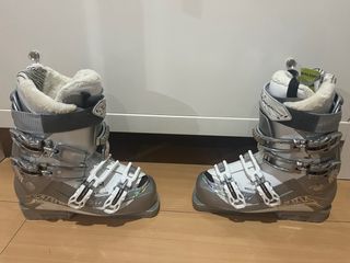 Botas de esquí Salomon plateadas y blancas