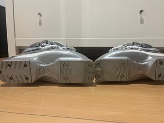 Botas de esquí Salomon plateadas y blancas