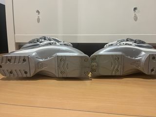 Botas de esquí Salomon plateadas y blancas