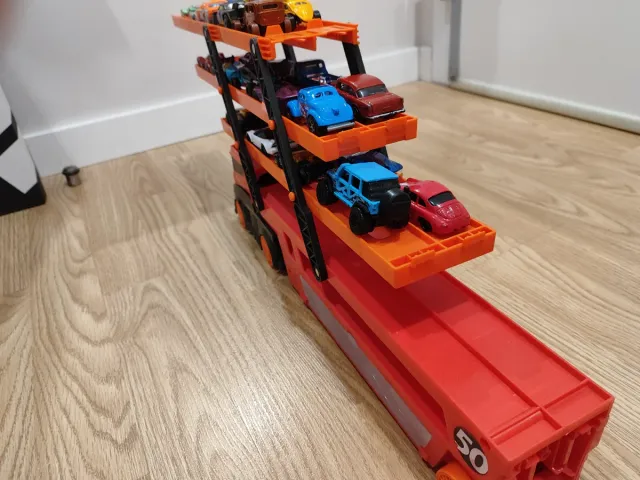 Camión Hot Wheels con 25 coches originales