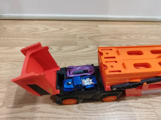 Camión Hot Wheels con 25 coches originales