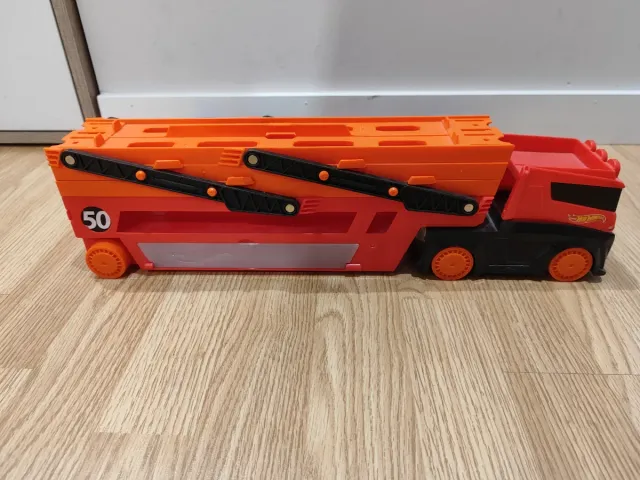 Camión Hot Wheels con 25 coches originales