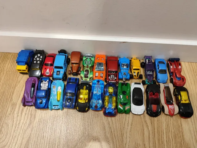 Camión Hot Wheels con 25 coches originales