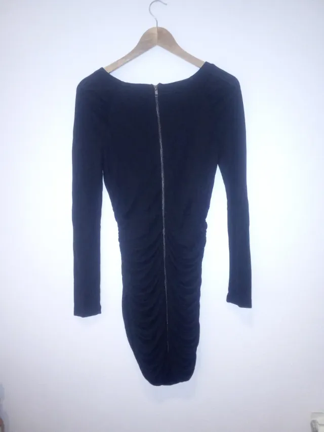 Vestido negro con cremallera