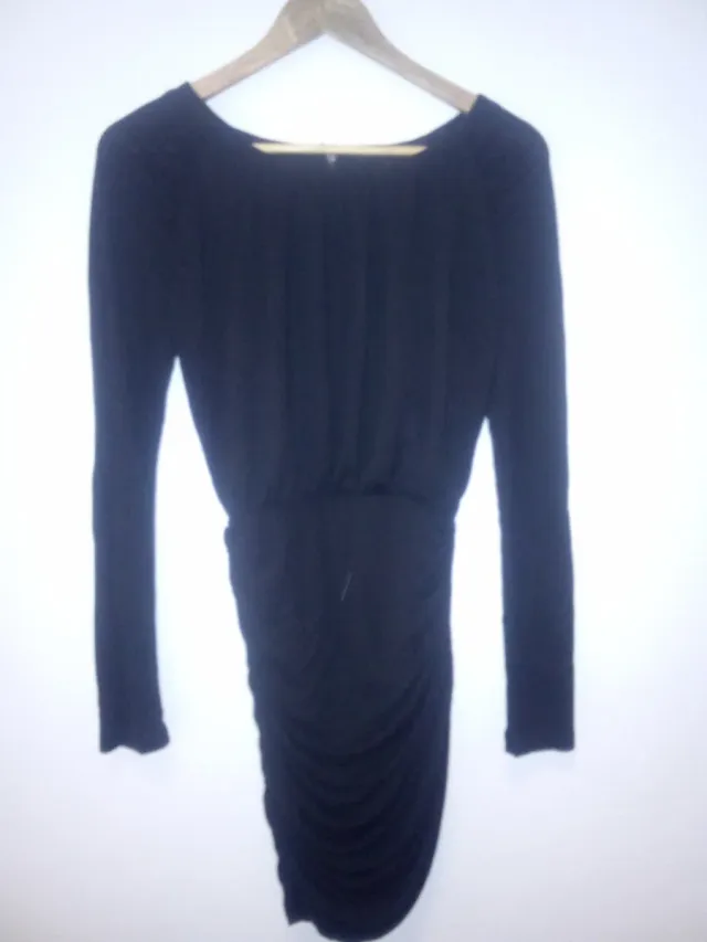 Vestido negro con cremallera