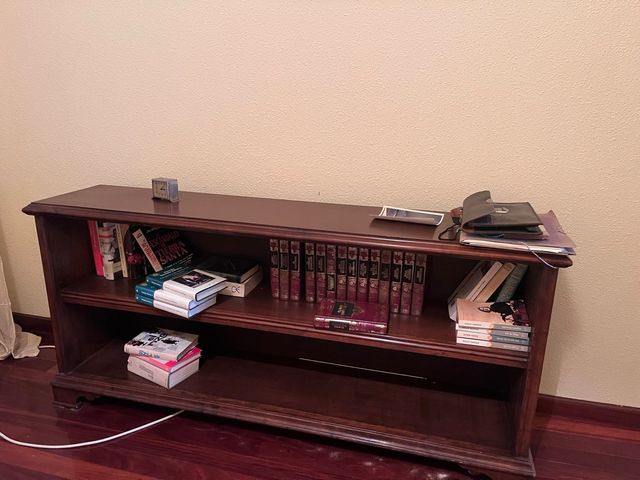 Mesa de madera marrón