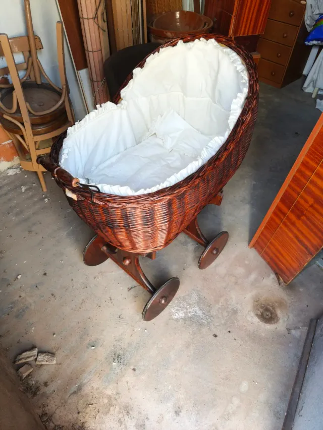 Cuna de mimbre para bebé