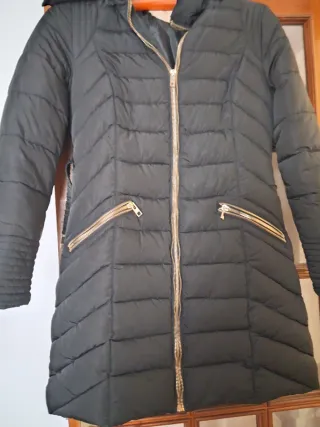 Cazadora entallada con capucha negra