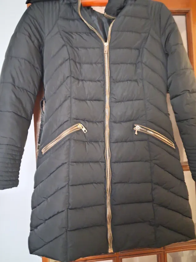 Cazadora entallada con capucha negra