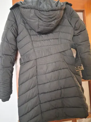 Cazadora entallada con capucha negra