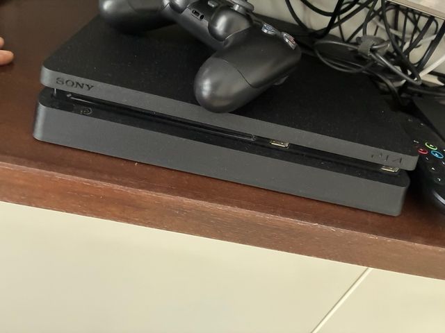 PS4 Slim 500 GB + Joystick