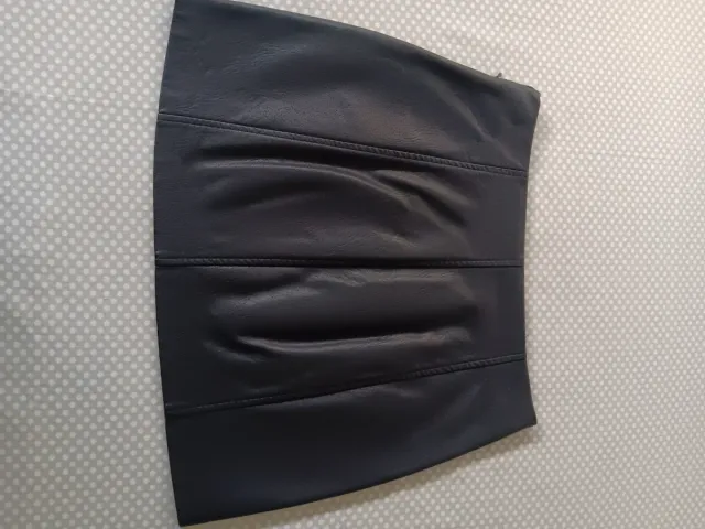 Falda mini polipiel negra Stradivarius