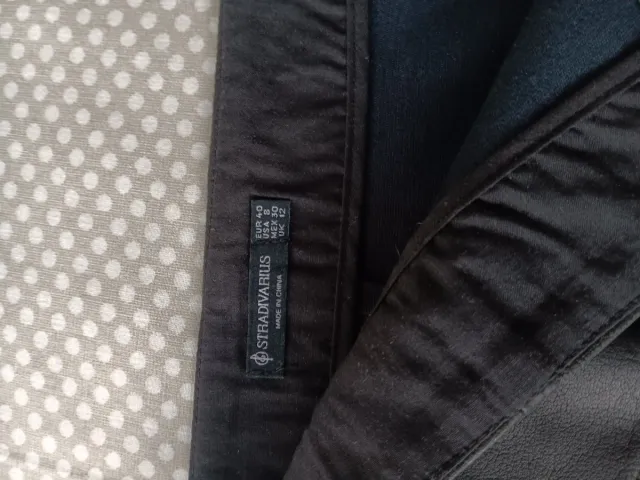 Falda mini polipiel negra Stradivarius