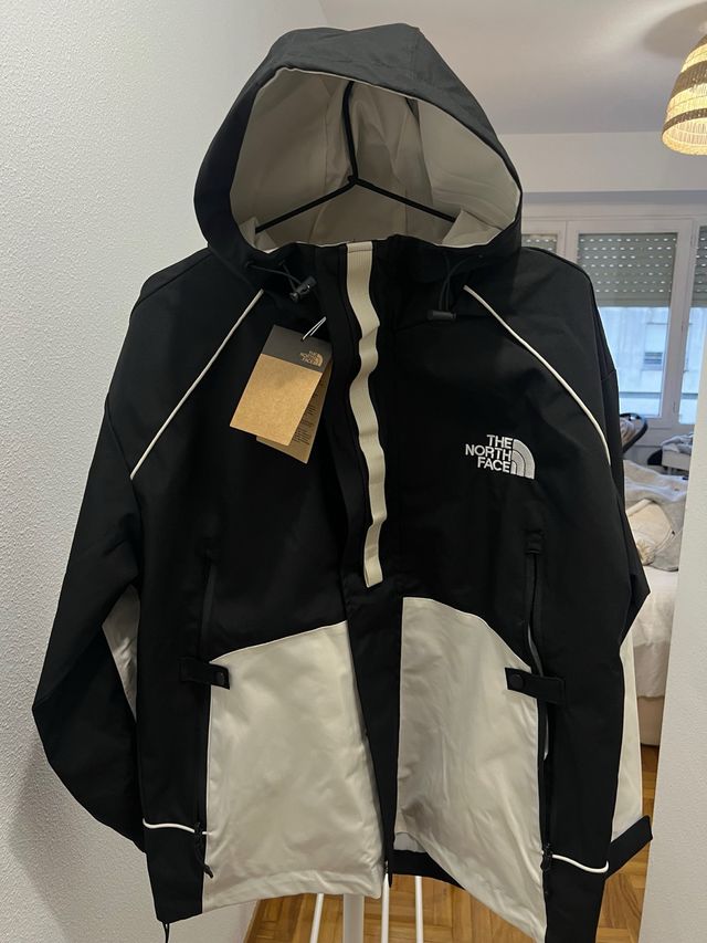 Chaqueta The North Face Negra y Blanca