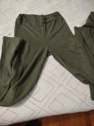 Completo maglione collo alto pantaloni verde