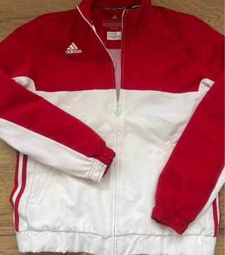 Chaqueta Adidas Roja y Blanca y camiseta roja FTM