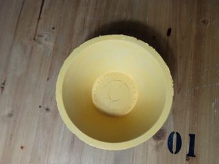 Elemento in cemento ovale rustico giallo da 18 cm