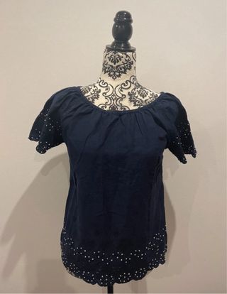 Camiseta azul con perlas