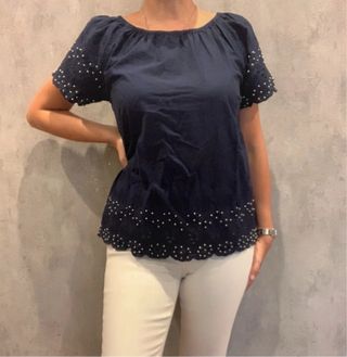 Camiseta azul con perlas