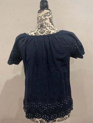 Camiseta azul con perlas