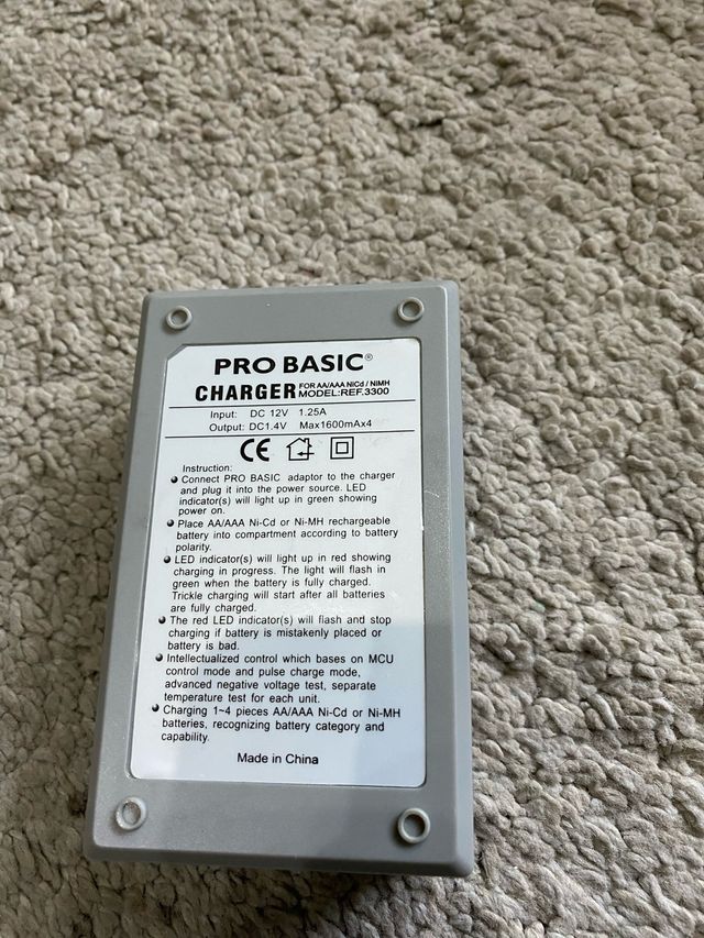 Cargador Pilas AA/AAA PRO BASIC REF.3300