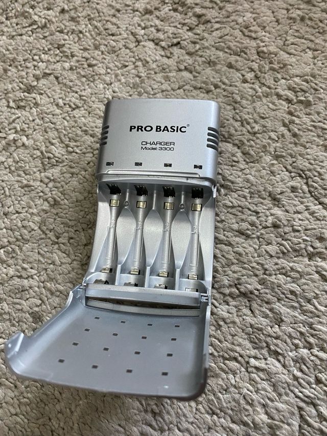 Cargador Pilas AA/AAA PRO BASIC REF.3300