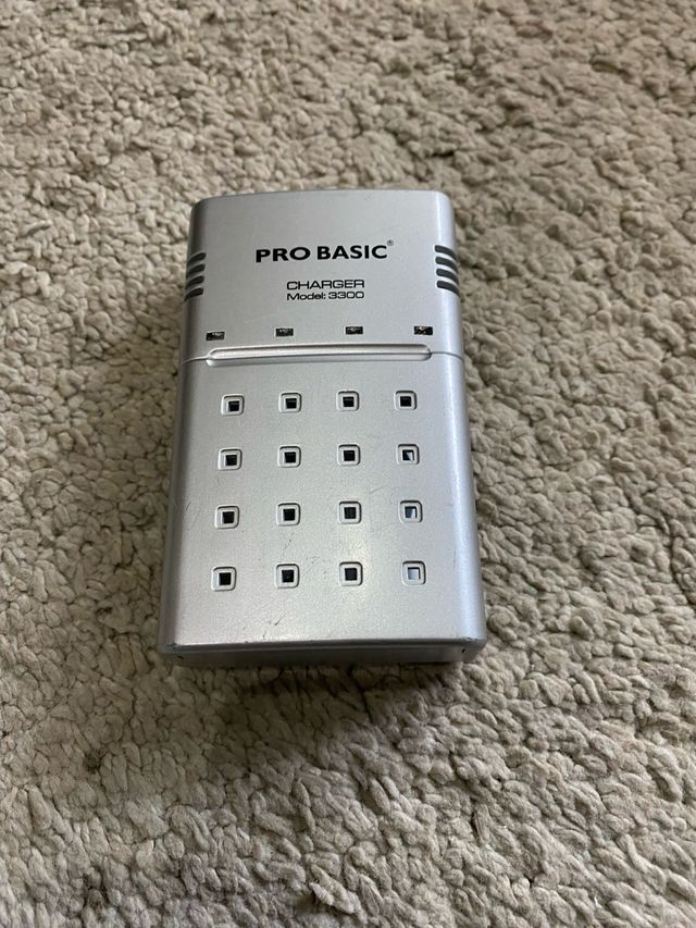 Cargador Pilas AA/AAA PRO BASIC REF.3300