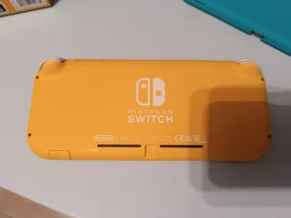 Nintendo Switch Lite Gialla, con la sua scatola