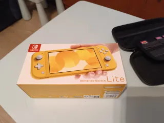 Nintendo Switch Lite Gialla, con la sua scatola