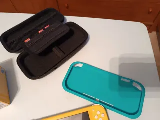 Nintendo Switch Lite Gialla, con la sua scatola