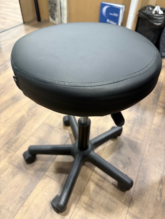 Silla giratoria hidráulica negra