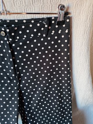 Pantalón talla 40 negro estampado lunares